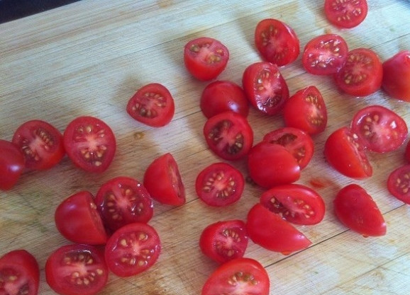 1. Этап. Яйцо в авокадо с беконом: 6. Сделайте салат. Помидорки разрежьте на половинки. Салат нарвите.