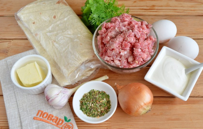 1. Этап. Фарш в лаваше по-провански: Подготовьте продукты, лук и чеснок очистите. Приступим!