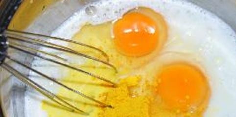 1. Этап. Салат Пенек с опятами: В кастрюле отварите предварительно помытый картофель в кожуре, морковь и 3 яйца. Пока овощи варятся, приготовьте тесто для блинчиков. Для этого, в глубокой миске смешайте молоко, 2 яйца, соль, куркуму и муку.