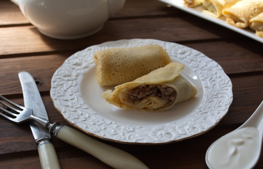 1. Этап. Фаршированные блины с мясом: Можно кушать. Подать к столу дополнительно сметану.