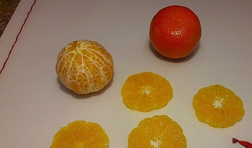 1. Этап. Новогодний салат мандариновый с сыровяленой индейкой: Мандарины очистить от шкурки, порезать кружочками