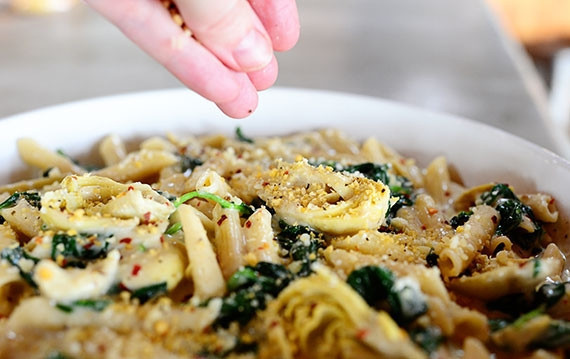 1. Этап. Паста со шпинатом и артишоками: Перед подачей посыпаем блюдо хлебными крошками.