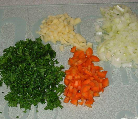 1. Этап. Пастушья запеканка: 1. Мелко порезать лук и чеснок. Порубить морковь и брюкву на мелкие кусочки. Мелко нарезать петрушку. Почистить картофель, порезать его на 4 части и положить в кастрюлю с подсоленной водой, чтобы он не почернел.
