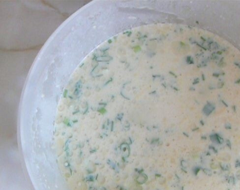 1. Этап. Оригинальные блины: 3. Добавьте муку, тщательно все перемешайте, чтобы не было комочков. Мелко порубите зелень. Натрите на терке сыр. Добавьте зелень и сыр в тесто. Снова перемешайте. Добавьте в тесто пару ложек растительного масла. Тесто на блинчики хорошо перемешайте до получения однородности.