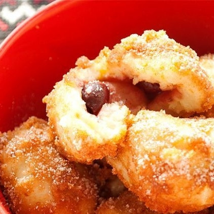 1. Этап. Картофельные гомбовцы: Кладем первую партию гомбовцев в кипящую воду и начинаем их варить. Как только всплывут - достаем шумовкой и выкладываем в большую посудину. Туда же кладем половину обжаренных панировочных сухарей и хорошенько все перемешиваем. Первая партия гомбовцев готова - теперь аналогично лепим и варим вторую партию. Подавать вкусно со сметаной. Приятного!