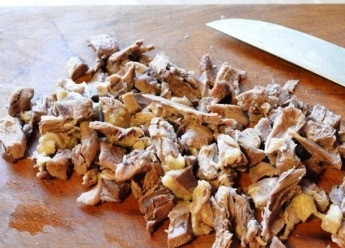 1. Этап. Оливье с индейкой: Нарезаем небольшими кусочками готовое мясо индейки.