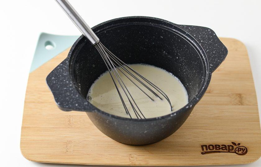 1. Этап. Вегетарианский медовик: Для заварного крема соедините муку, сахар и растительное молоко. Доведите до кипения на медленном огне, проварите одну минуту и снимите с огня. Остудите до комнатной температуры.