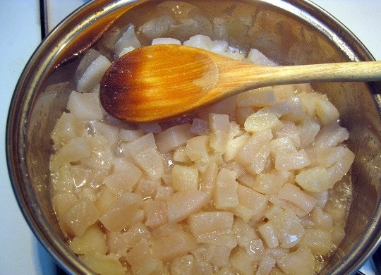 1. Этап. Свиные шкварки: 2. Выложите на сковороду. Добавьте воду и молоко.