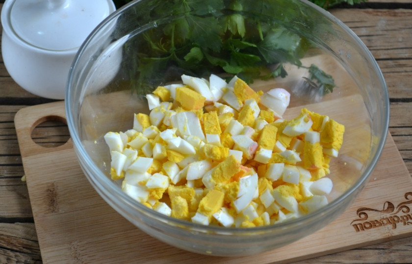 1. Этап. Салат Варежка: 2. Яйца очистите от скорлупы и нарежьте небольшими кубиками.