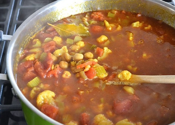 1. Этап. Овощное рагу без мяса: Залейте все бульоном и добавьте лавровый лист. Доведите все до кипения и добавьте чечевицу. Накройте крышкой и тушите минут 30.