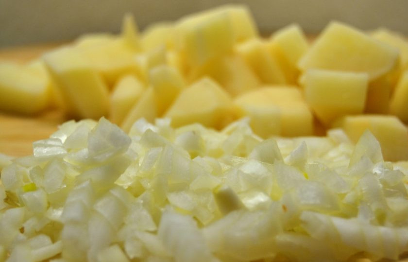 1. Этап. Суп из сушеных грибов с перловкой: 11. Очистите лук и нарежьте его небольшими кусочками.