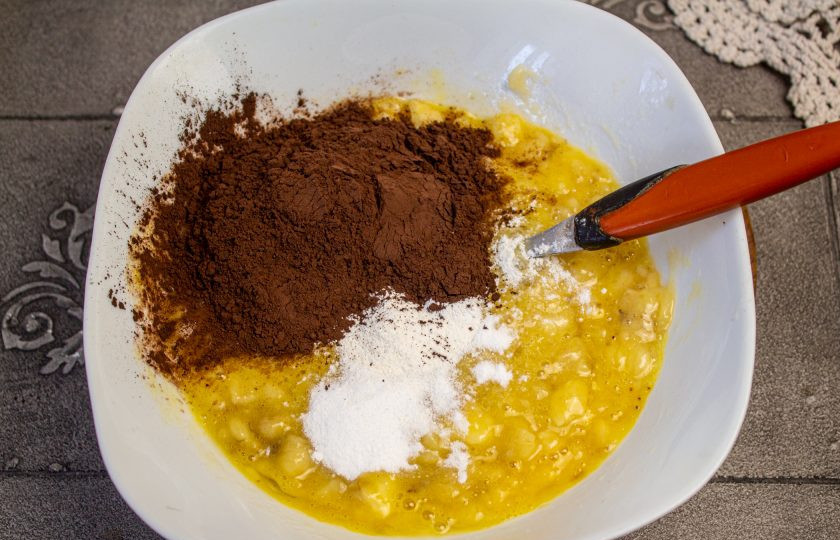 1. Этап. Пирог из овсянки без муки с бананами: Добавьте какао-порошок и разрыхлитель, перемешайте.