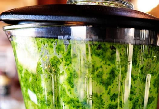 1. Этап. Свиные отбивные с жареной фасолью: 4. Приправить солью и перцем, затем перелить полученную смесь в небольшой контейнер и хранить в холодильнике.