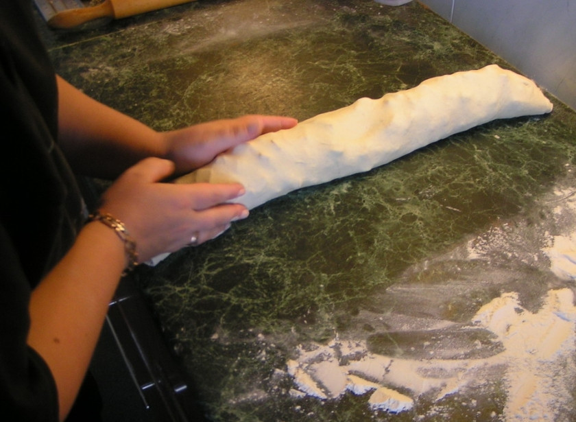 1. Этап. Слоеный рулет с яблоками: 5. По длине он получается около 40 сантиметров. Промазываем верх желтком.