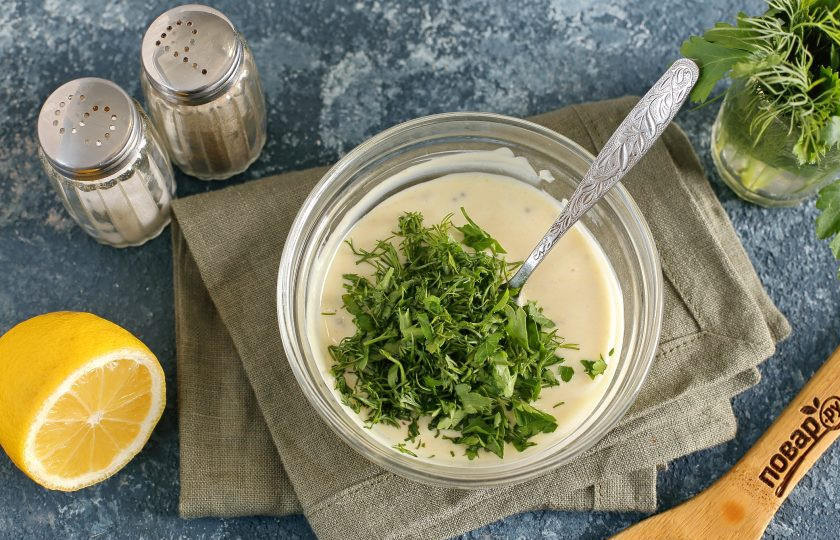 1. Этап. Диетическая заправка для салатов: Добавьте рубленую свежую зелень. Зелень можно взять любую: укроп, кинзу, петрушку, базилик и т.д.