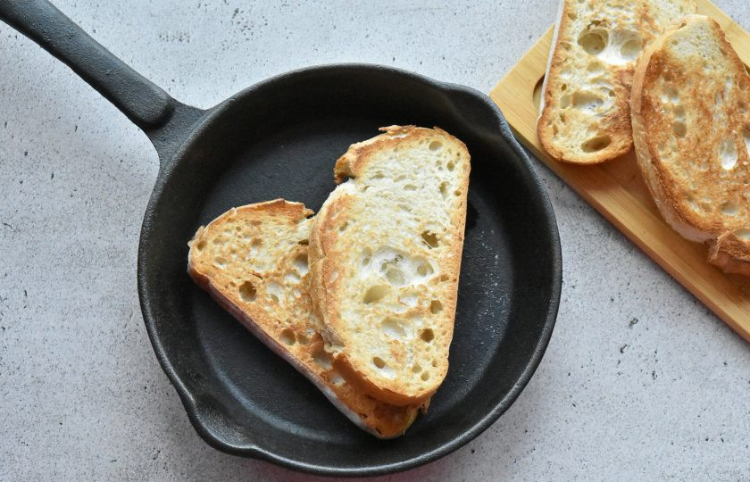 1. Этап. Тост с авокадо и тунцом: Обжарьте хлеб до подрумянивания с двух сторон на сухой сковороде.