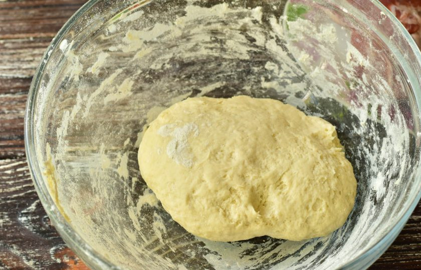 1. Этап. Беляши без яиц: Замесите тесто. Накройте миску полотенцем и поставьте ее в теплое место на час.