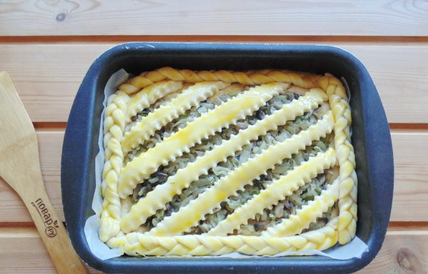 1. Этап. Пирог с капустой и грибами: Дайте пирогу постоять при комнатной температуре 25-30 минут, предварительно накрыв его пищевой пленкой или полотенцем. После смажьте яйцом и отправьте в духовку.