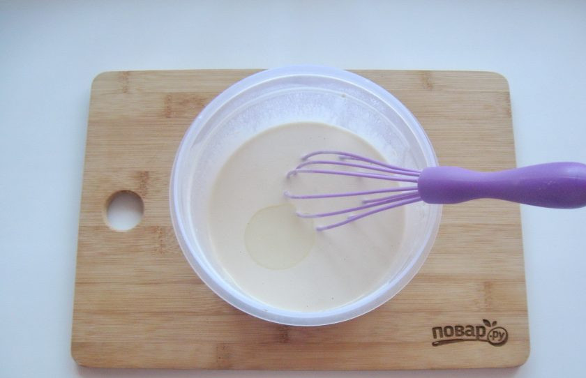 1. Этап. Блинная закуска Пеньки: Тщательно перемешайте венчиком все ингредиенты, чтобы не было комочков. После влейте 1 столовую ложку рафинированного подсолнечного масла и еще раз перемешайте.