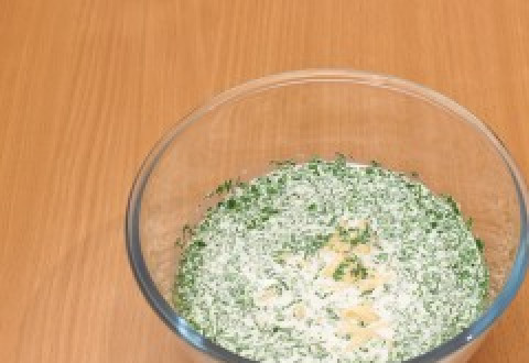 1. Этап. Рыба, запеченная в сливках: Сливки смешиваем с сыром и зеленью.