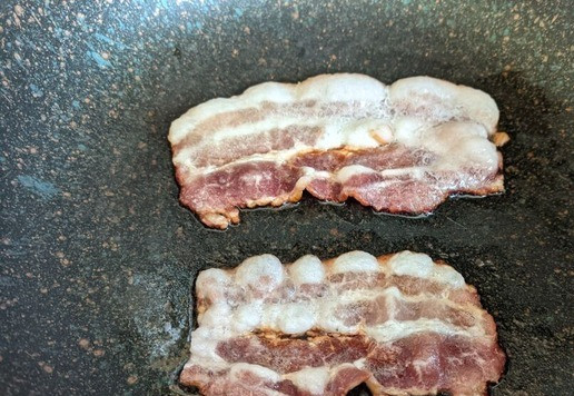 1. Этап. Корейский сэндвич с яичницей-болтуньей: Бекон слегка обжариваем.