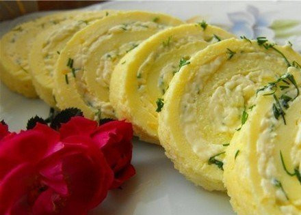 1. Этап. Омлетный рулет с плавленым сыром: 7. Подавать к столу его нужно холодным. Если вы готовите на праздничный стол, то можете рулет выложить на подушку из овощей и салата.