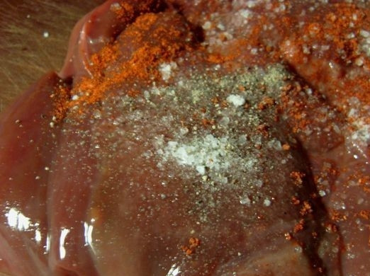 1. Этап. Печень в пиве: Затем солим печень и посыпаем приправами на свое усмотрение. Я использую черный молотый перец и паприку. Перемешиваем, чтобы каждый кусочек пропитался.