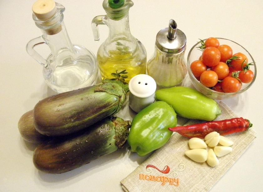 1. Этап. Баклажаны на зиму без стерилизации: 1. Подготовьте овощи для консервирования. Вымойте, очистите, у перца удалите семена. Для этого рецепта подойдут любые сорта баклажанов. Главное, чтобы овощи не были переспевшими, у них жесткие семена.