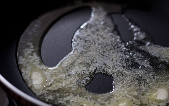 1. Этап. Грибная лазанья: 1. Грибы вымойте, обсушите и нарежьте тонкими пластинками. Луковицу очистите и измельчите вместе с чесноком. На сковороде разогрейте сливочное и растительное масло.