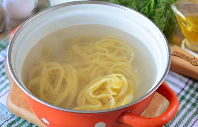 1. Этап. Фетучини с кабачками: В кипящую подсоленную воду опустите фетучини, варите 8-9 минут. Фетучини используйте как обычной формы — длинной, так и в виде гнезд.