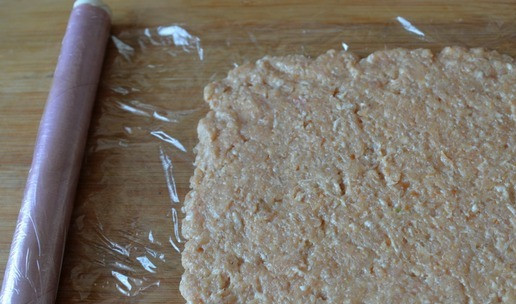 1. Этап. Полпеттоне из индейки: На доску кладём пищевую плёнку. На плёнку кладём фарш и руками распределяем его в виде прямоугольника толщиной около 1,5 см.