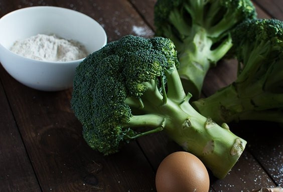 1. Этап. Оладьи из брокколи в духовке: 1. Рецептов блюд из брокколи достаточно много. Например, оладьи из брокколи в духовке. Для их приготовления нам понадобится капуста, яйцо, мука и чеснок, а также масло для жарки.