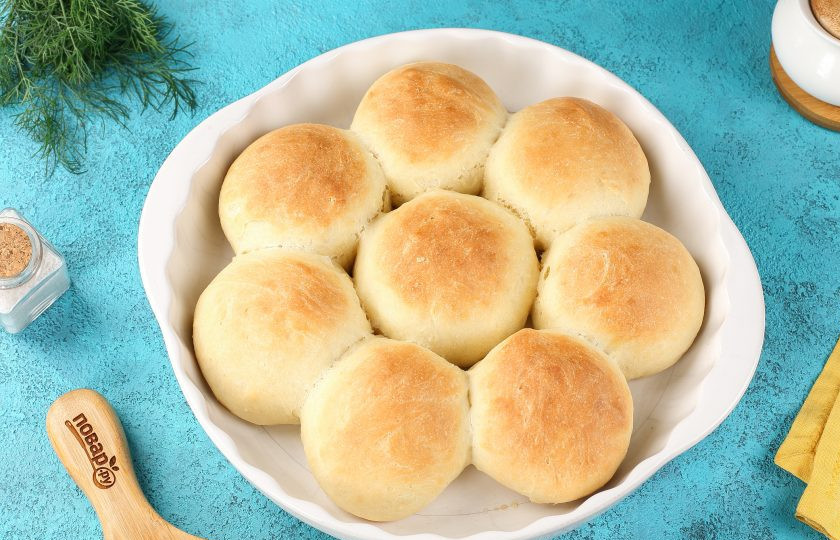 1. Этап. Пампушки с чесноком к борщу: Выпекайте в разогретой до 200 градусов духовке 25 минут.