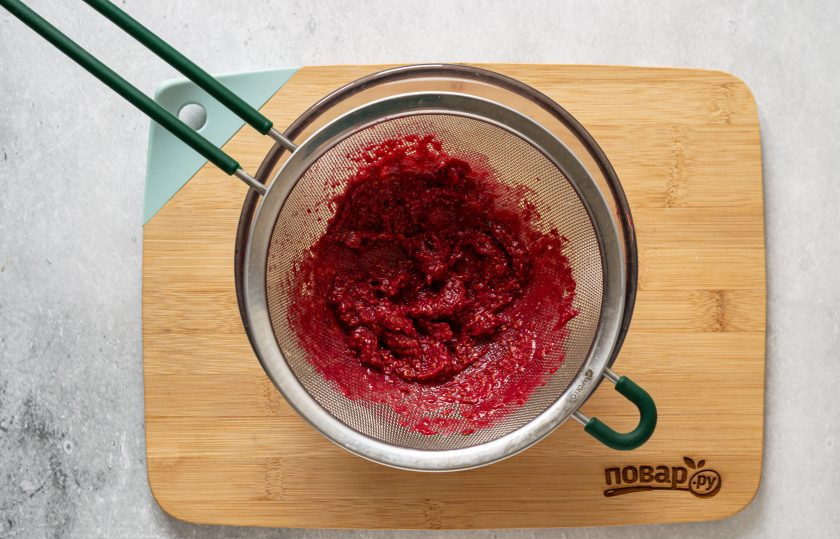 1. Этап. Малиновый соус к мясу: Затем протрите малину через сито от косточек.