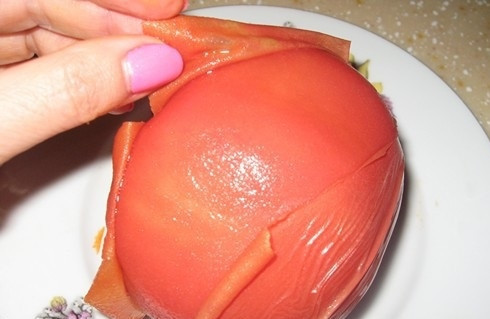 1. Этап. Овощные коктейли в блендере: 3. Томаты помещаем в кастрюлю и заливаем кипятком, через 1-2 минуты сливаем воду и снимаем кожуру, вырезаем попку и нарезаем томаты крупными кусками.