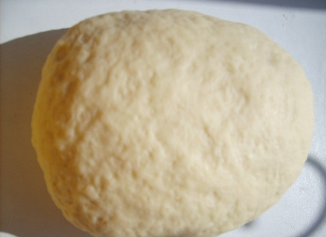 1. Этап. Тарталетки с ветчиной и помидорами: Из сметаны, муки и соли смешиваем тесто, добавляем растопленное масло. Можно отправить в холодильник на полчаса.