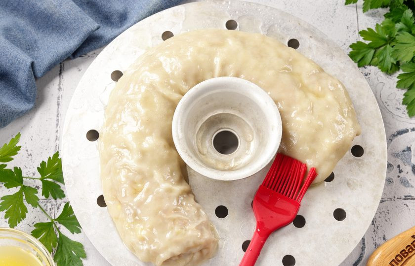 1. Этап. Ханум с овощами: В кастрюлю мантоварки налейте воду, доведите до кипения. Установите на неё ярусы каскана. Закройте крышкой. Варите рулеты при бурном кипении 30-40 минут. Выключите огонь, но не снимайте крышку ещё пять минут. Готовые рулеты смажьте растопленным сливочным маслом.