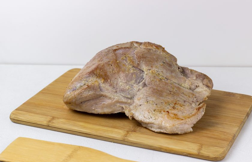 1. Этап. Свинина с орехами: Обжарьте мясо со всех сторон по 2-3 минуты на сковороде с растительным маслом до румяной корочки.