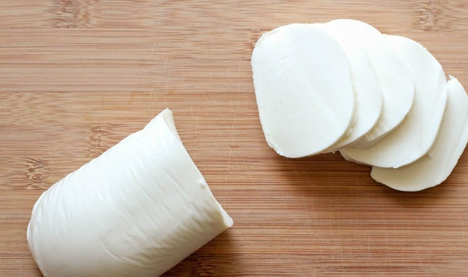 1. Этап. Помидоры с моцареллой и базиликом: 3. Сыр нарежьте такими же колечками. В это время вымойте листики базилика, обсушите их.