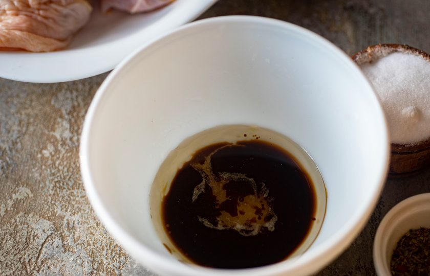 1. Этап. Куриные бедра в аэрогриле: В отдельную мисочку влейте оливковое масло, добавьте мед и соевый соус.