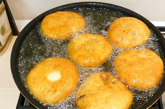 1. Этап. Беляши Советские: 11. Разогрейте сковороду с большим количеством растительного масла, обжаривайте беляши с двух сторон до золотистой корочки.