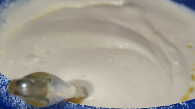 1. Этап. Генуэзский бисквит: Вливаем половину масленно-шоколадной смеси. Аккуратно перемешиваем.