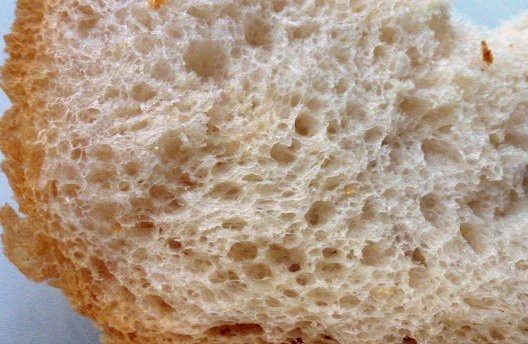 1. Этап. Французский хлеб в хлебопечке: 6. Когда французский хлеб в хлебопечке в домашних условиях будет готов, оставить его на некоторое время (можно накрыть чистым полотенцем), чтобы он остыл. А уже потом можно нарезать и смело пробовать.