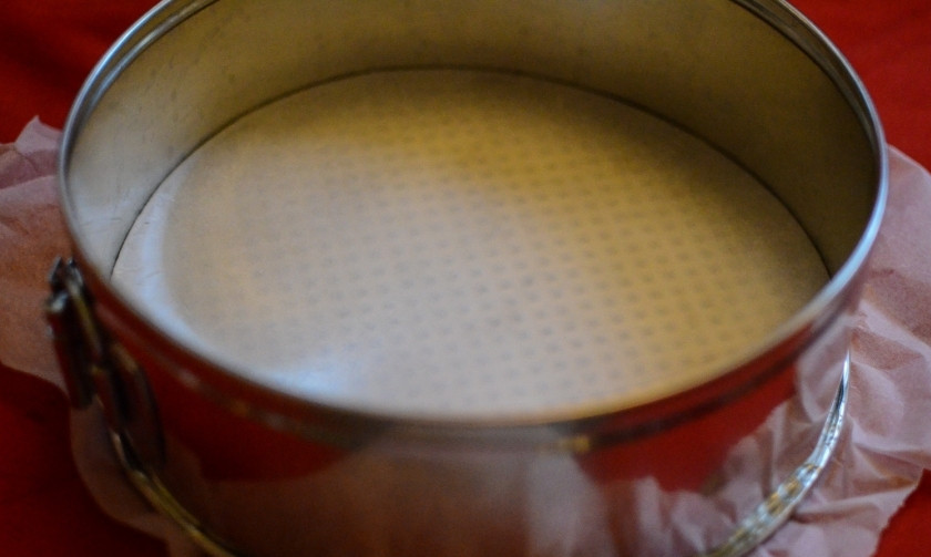 1. Этап. Бисквитные пирожные: Приготовьте форму для выпекания и включите духовку на 180 градусов.