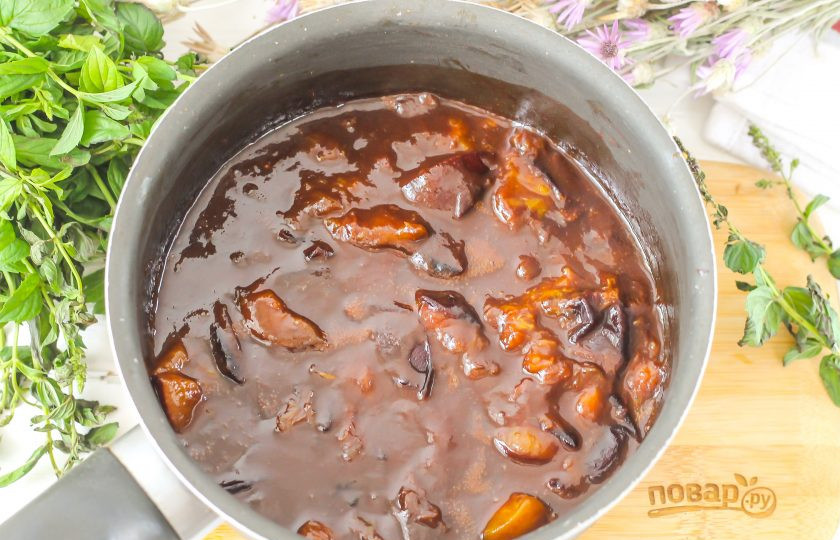 1. Этап. Нутелла из сливы: Выключите нагрев и дайте слегка остыть всей массе.