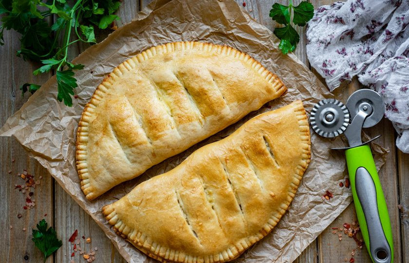 1. Этап. Кальцоне с ветчиной: Готовую кальцоне лучше подавать горячей.