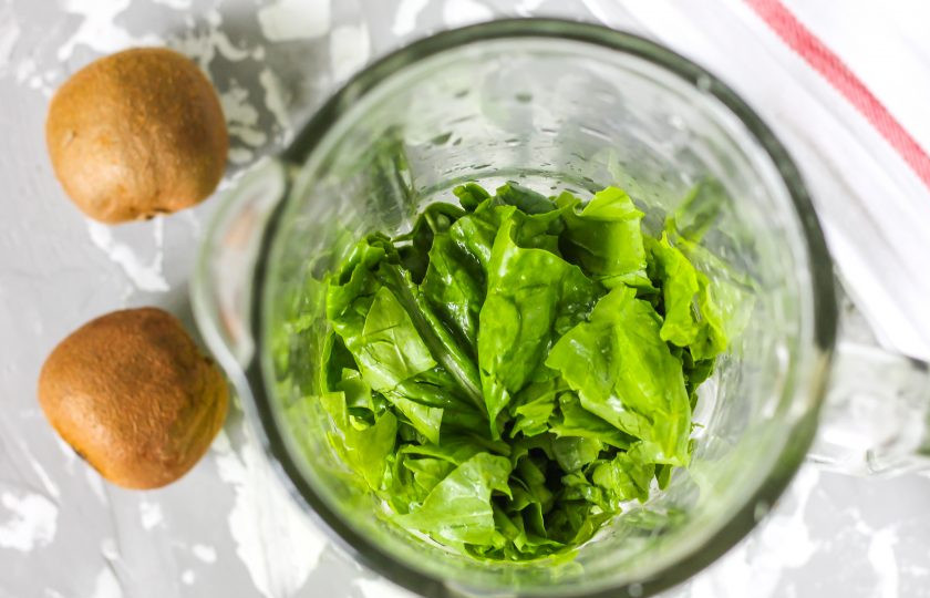 1. Этап. Смузи со шпинатом, киви и бананом: Каждый лист шпината промойте в воде, срежьте стебли и нарежьте лентами. Выложите в чашу блендера или в кувшин.