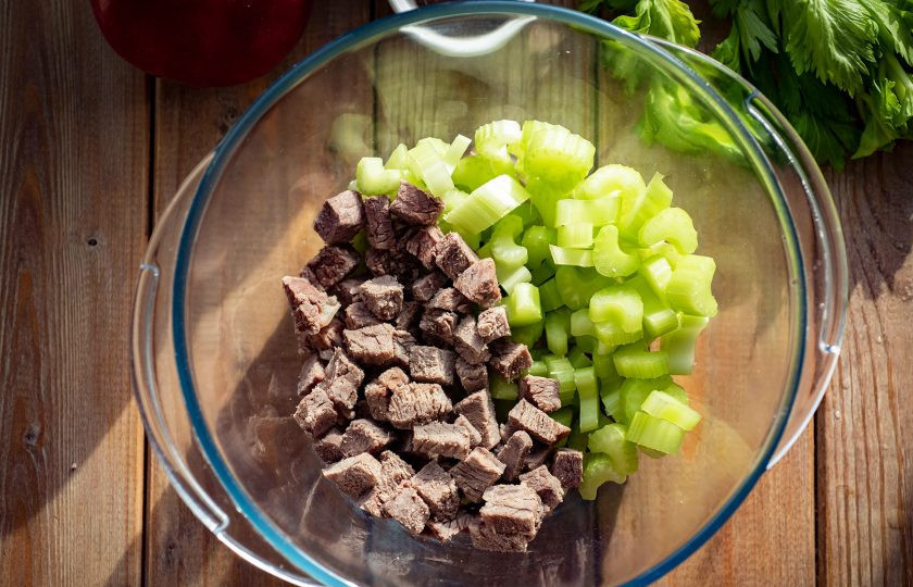 1. Этап. Салат с сельдереем и говядиной: В миску для салата выложите нарезанный сельдерей, говядину.