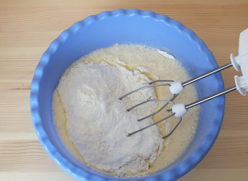 1. Этап. Творожный заливной пирог: Добавьте мягкое масло, муку, разрыхлитель для теста.