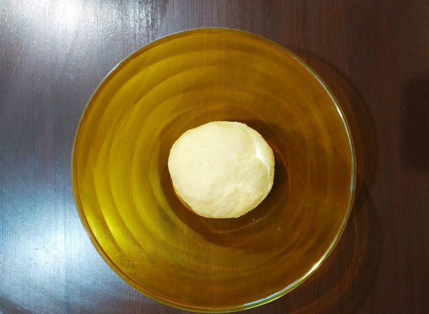 1. Этап. Казаречче с беконом и грибами: Тесто нужно долго вымешивать, периодически смачивая руки. В итоге тесто должно получится однородным, манка не должна ощущаться пальцами.